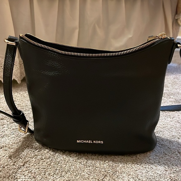 Michael Kors Handbags - NEW WITHOUT TAGS Michael Kors Adjustable Shoulder Strap Bag